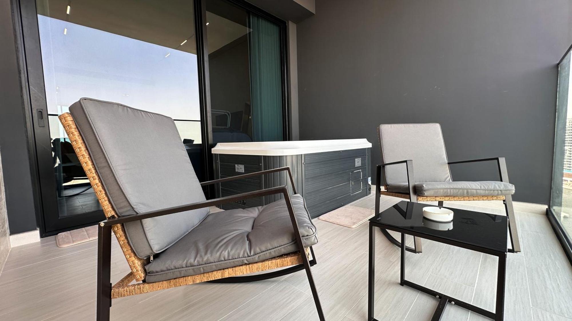 Lux Business Bay With Jacuzzi & Canal View Dubai