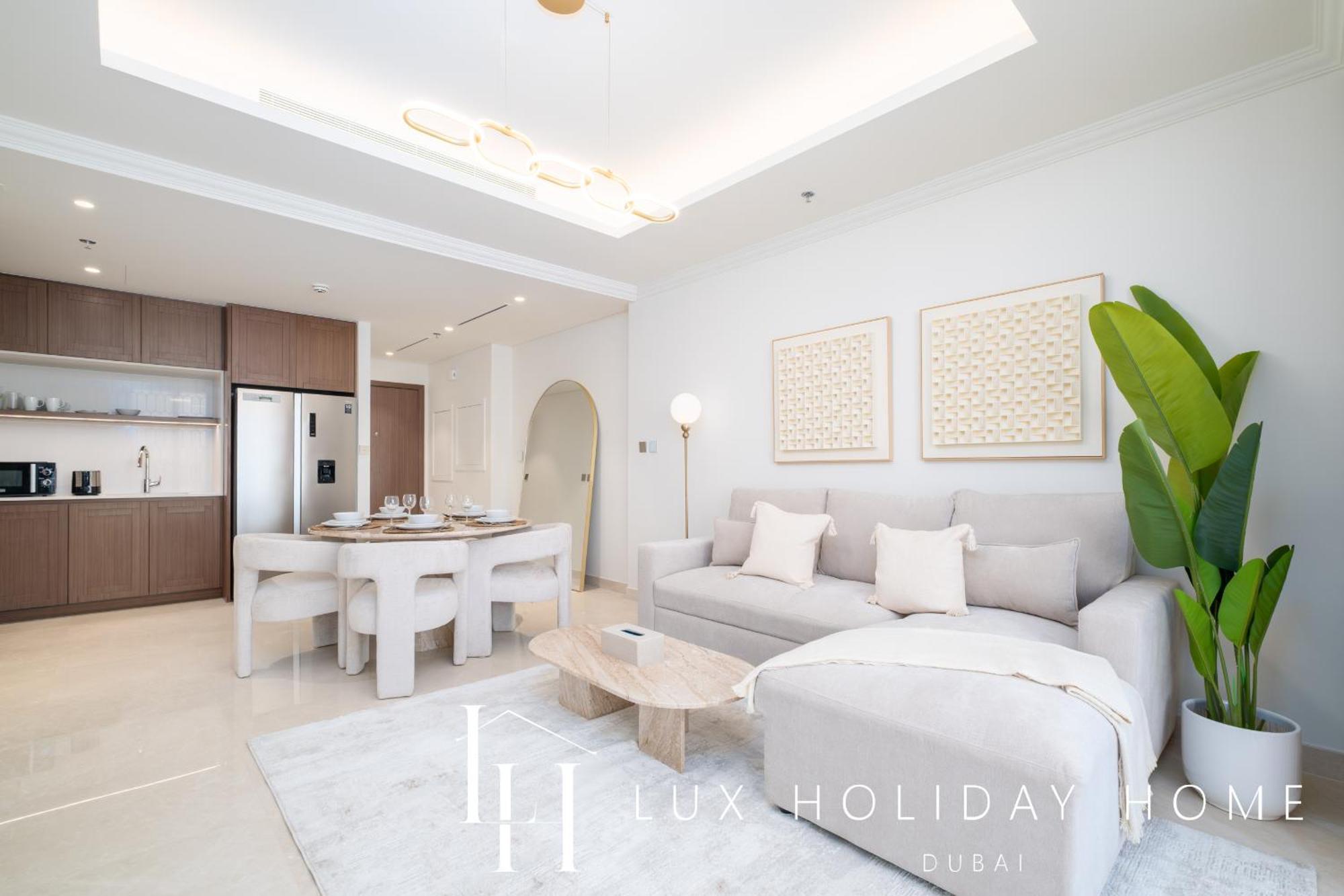Lux The Palace Apartment