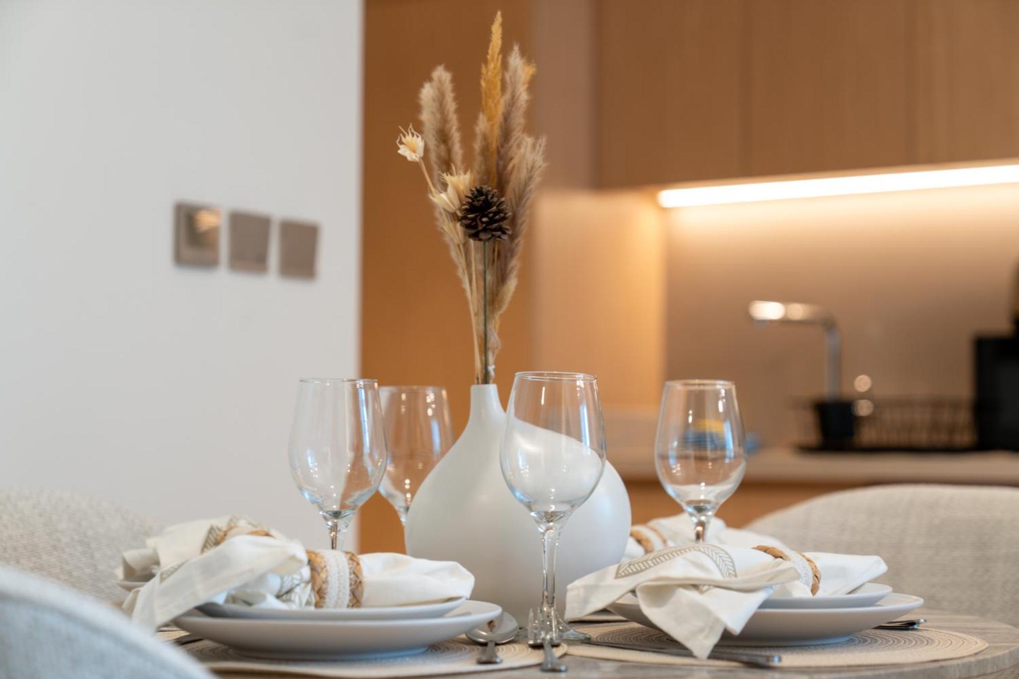 Luxurious 1br Pool With Burj Khalifa View Mall Apartment Dubai