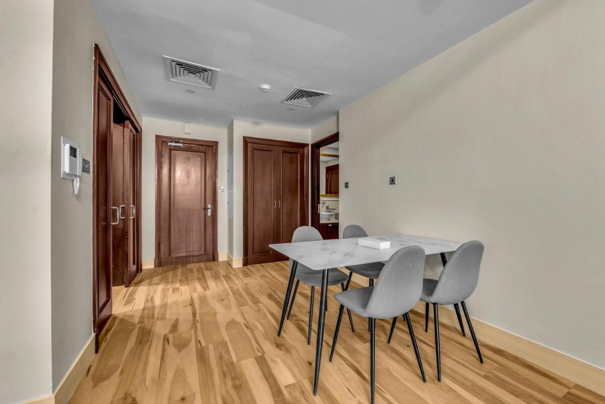 Front Burj Khalifa 2br In Old Town Community Apartment Dubai