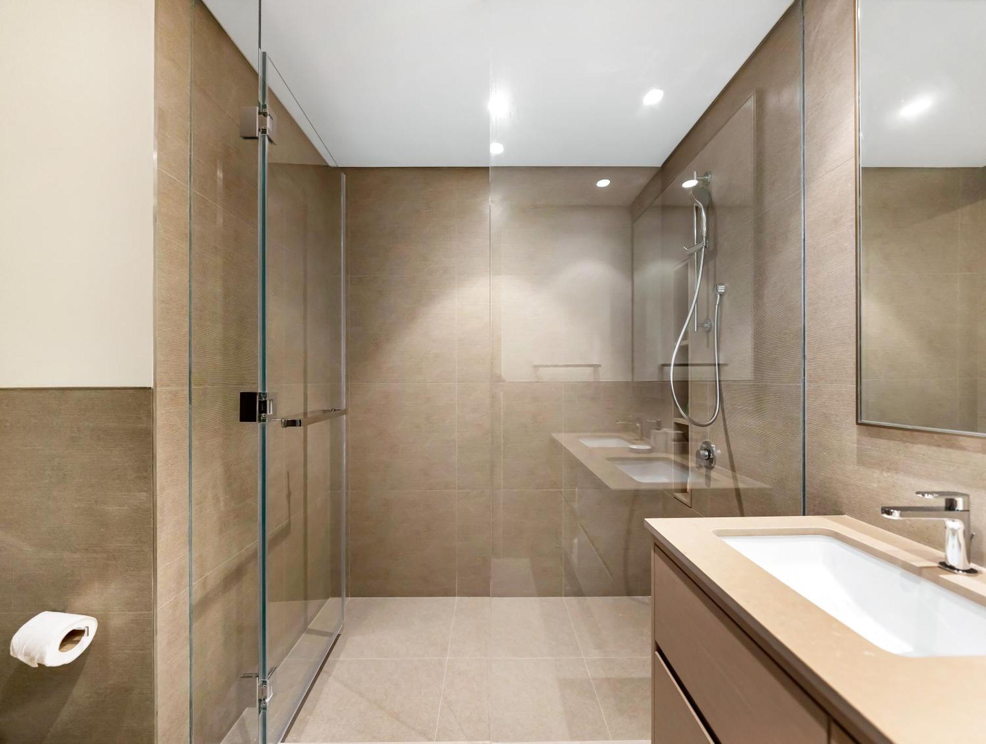 Apartment Spacious, Modern Chic 2 Bdr In Prime Downtown Location *