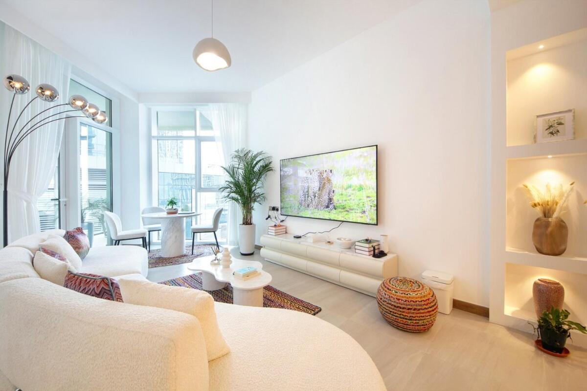 Urban Oasis 2br Retreat In With Pool View Apartment