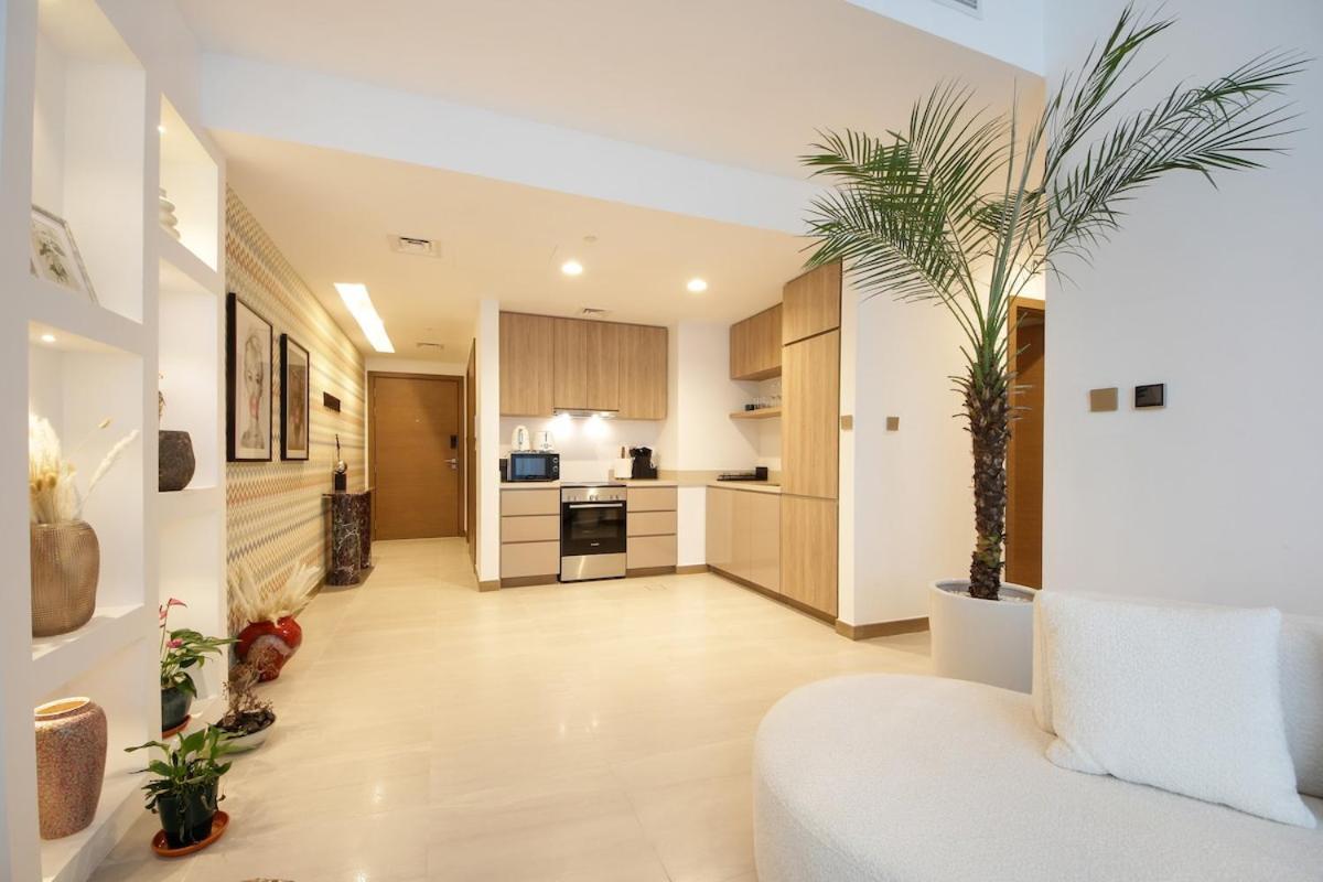 Urban Oasis 2br Retreat In With Pool View Apartment