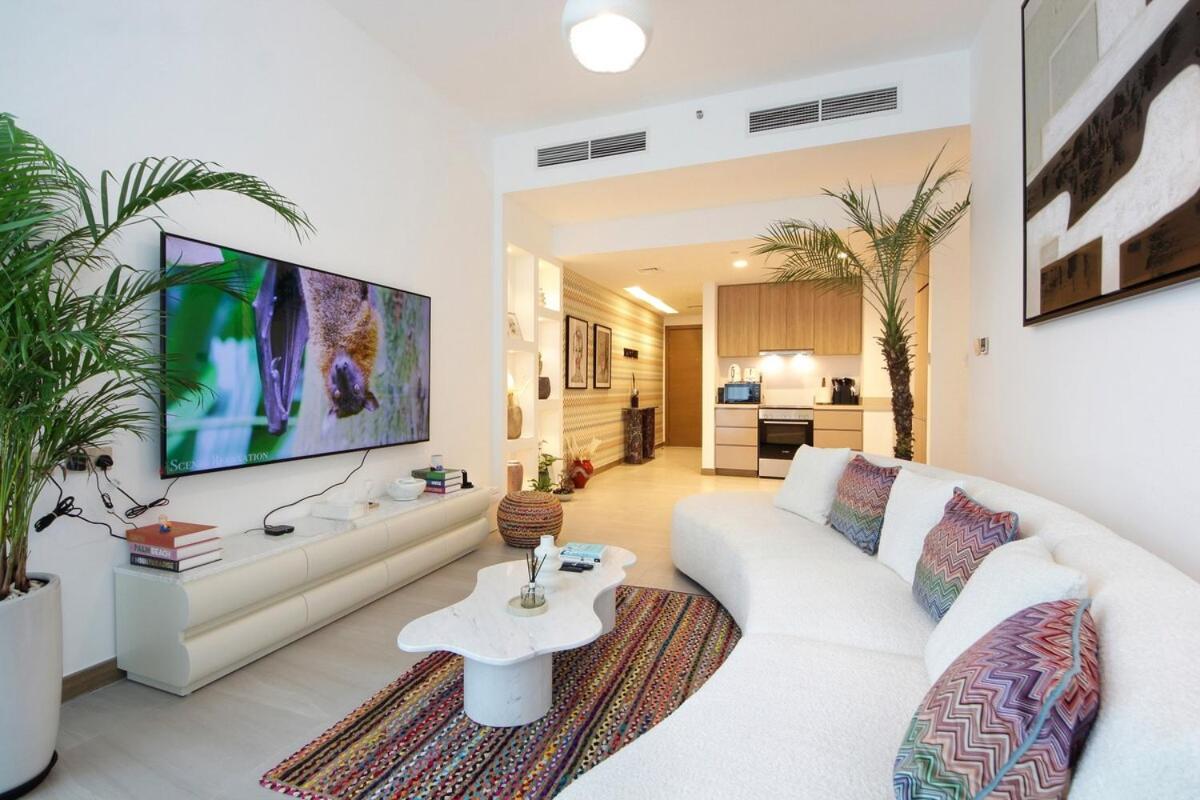 Urban Oasis 2br Retreat In With Pool View Apartment