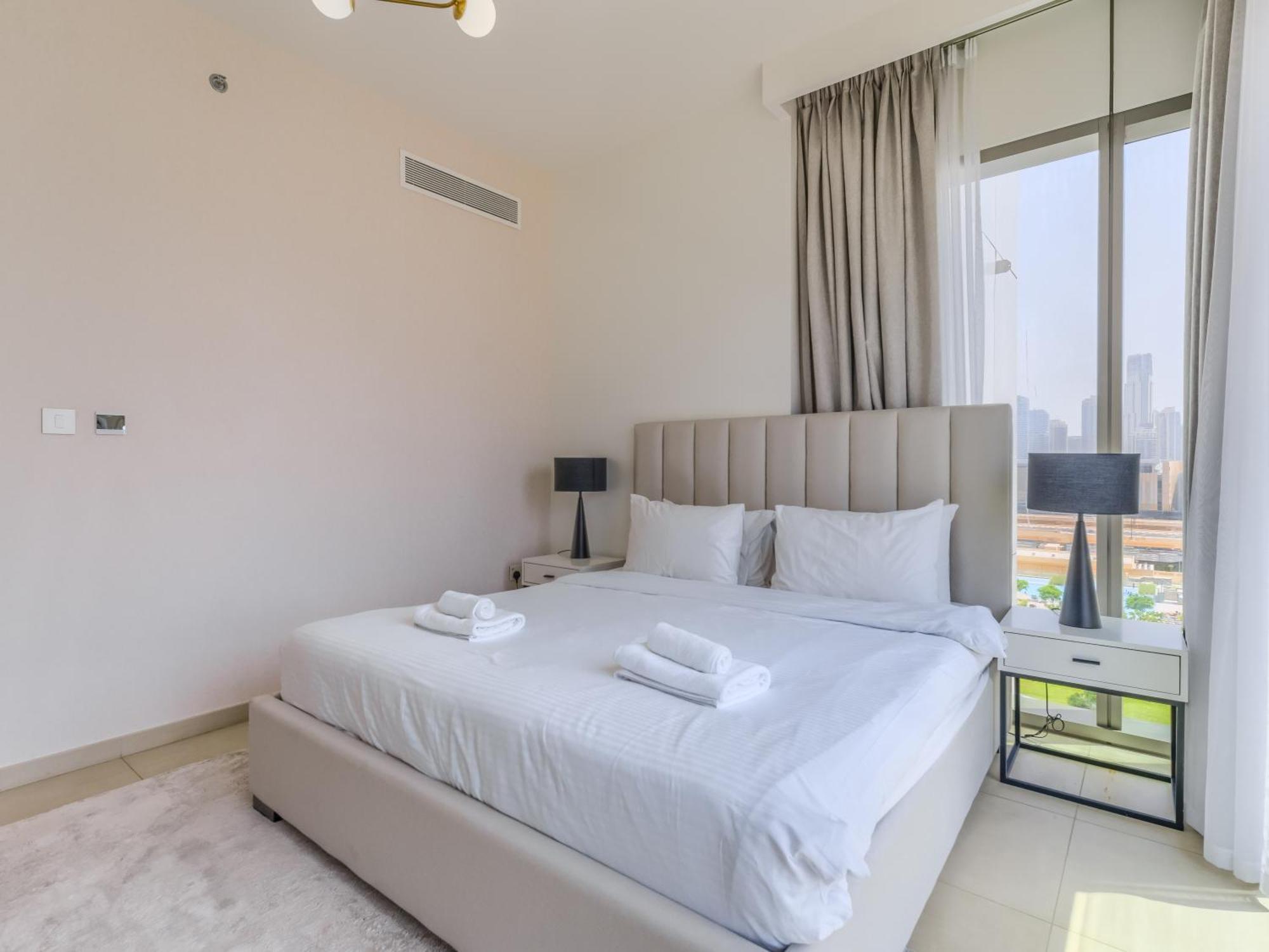 Trps - Downtown Views Ii Tower 2, Downtown - 3br Maids - Stylish Near Burj Khalifa & Attractions