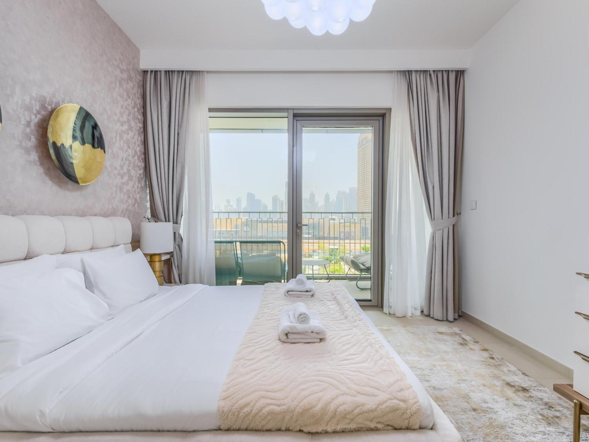Apartment Trps - Downtown Views Ii Tower 2, Downtown - 3br Maids - Stylish Near Burj Khalifa & Attractions Dubai