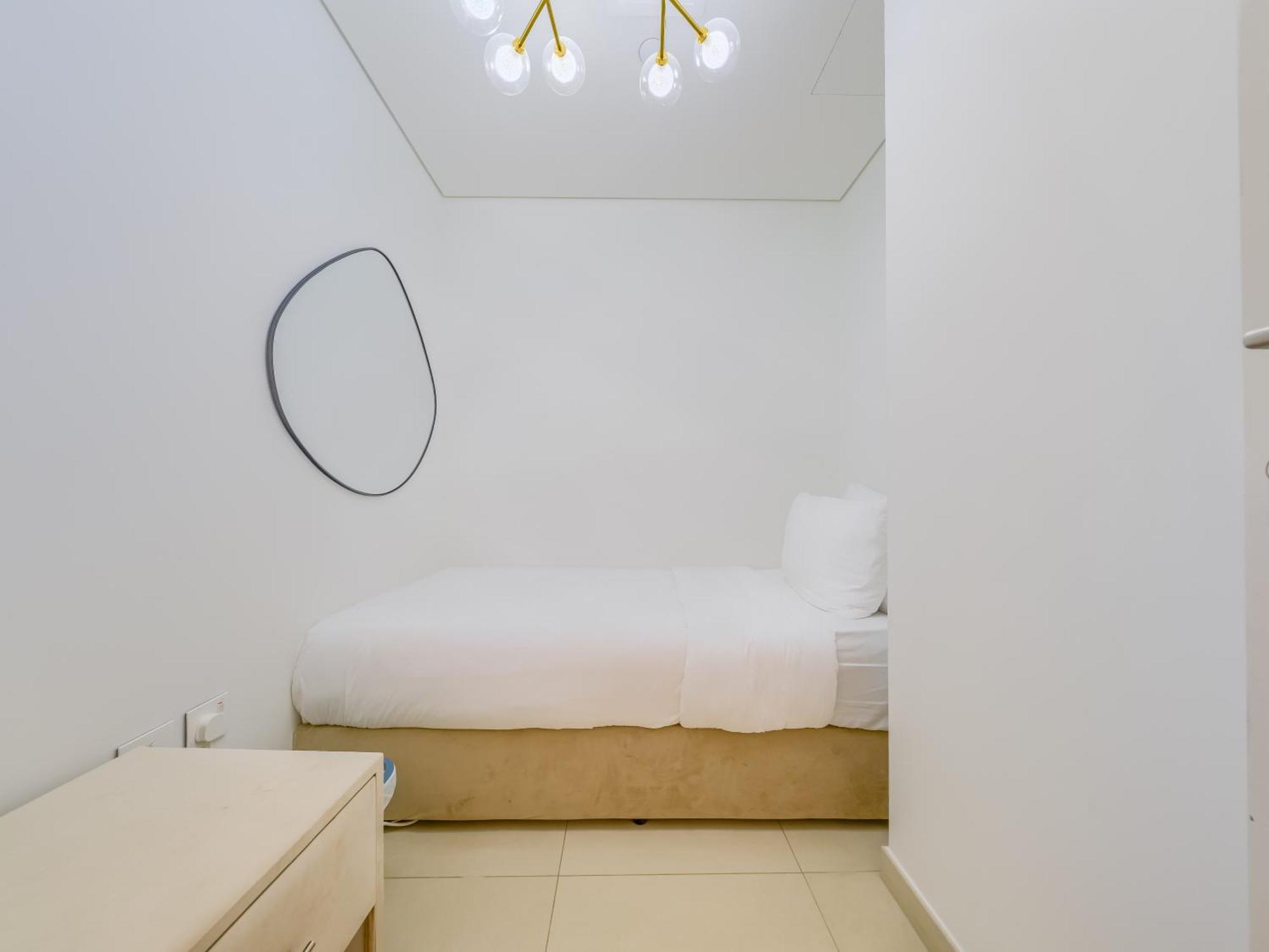 Trps - Downtown Views Ii Tower 2, Downtown - 3br Maids - Stylish Near Burj Khalifa & Attractions Apartment *