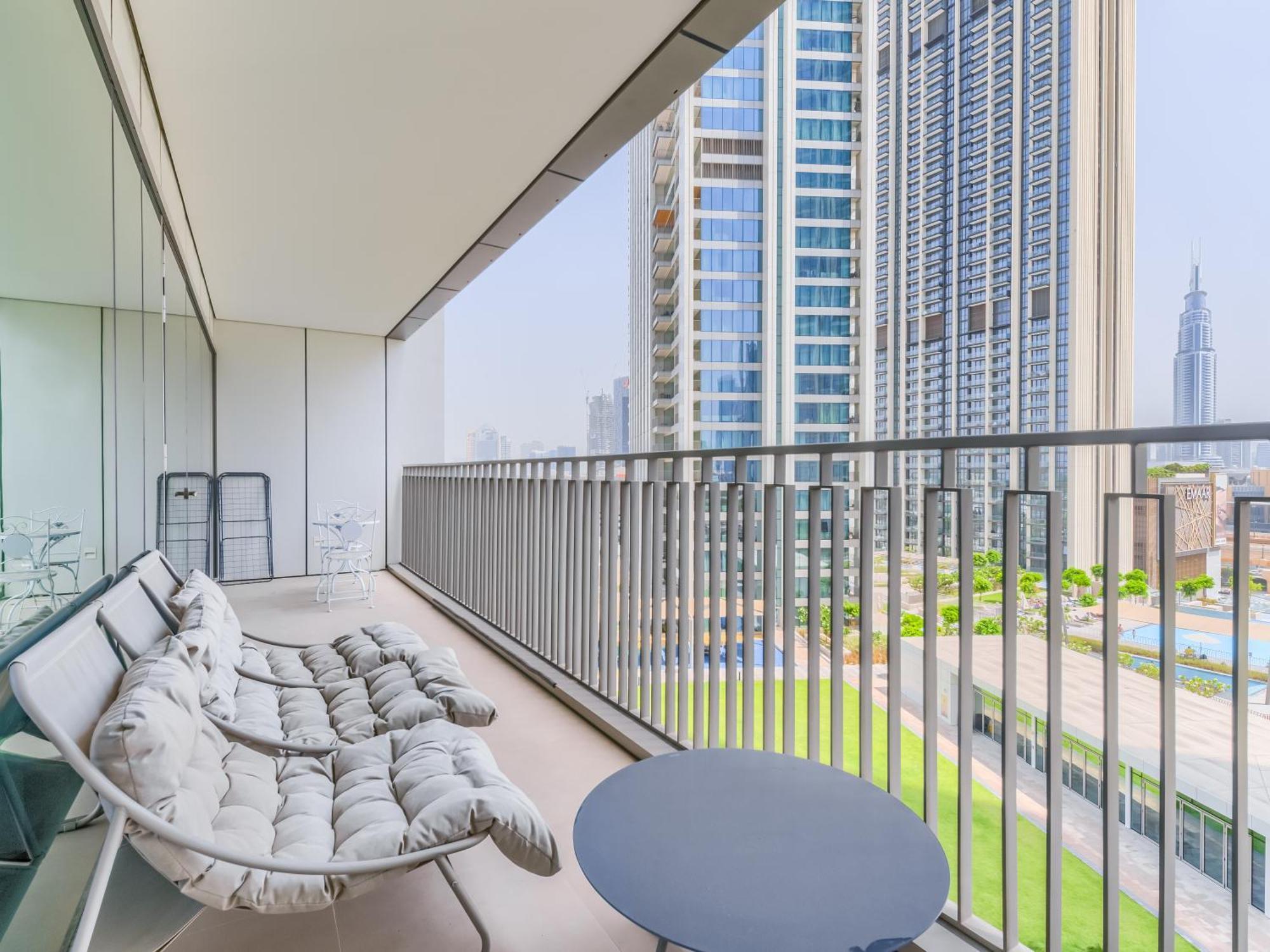 Trps - Downtown Views Ii Tower 2, Downtown - 3br Maids - Stylish Near Burj Khalifa & Attractions Apartment Dubai