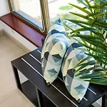 High Rise 2Br In Jbr W/ Sea View - Walk To Beach