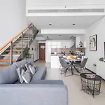 First Class 1Br Sophisticated Duplex Living