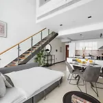 First Class 1Br Sophisticated Duplex Living
