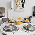 First Class 1Br Sophisticated Duplex Living