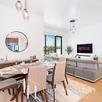 Lux The Elegant Sea View Suite
