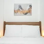 Charming 1-Bedroom Apartment In Autumn, Jvc