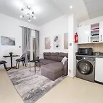 Charming 1-Bedroom Apartment In Autumn, Jvc