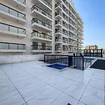 Stylish 1Br Sanctuary With Gym And Pool Access