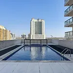 Stylish 1Br Sanctuary With Gym And Pool Access