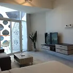 Uptown Getaway Charming Studio With Canal Burj & View