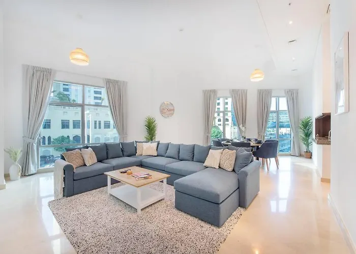 Huge And Nice Apartment In Marina!