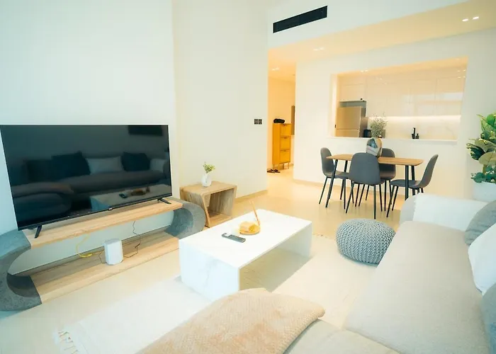 Luxury 2 Bedroom Unit, Prime Location
