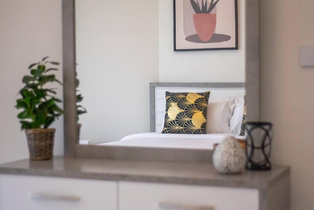 Cozy Retreat 1Bedroom On The Business Bay Canal By Suiteable Interiors Dubai