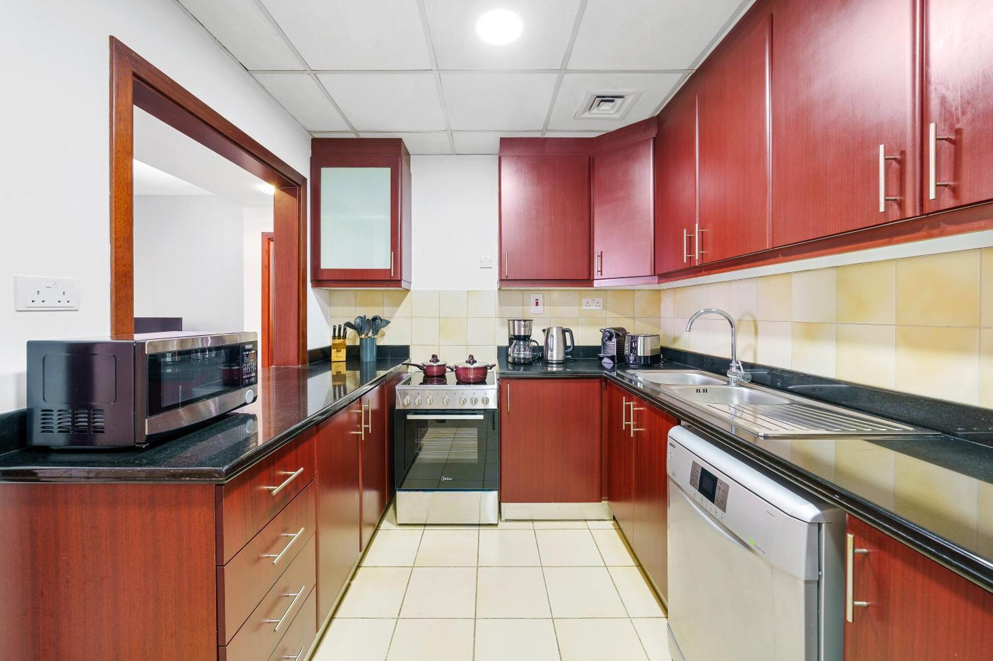 Apartment High Rise 2br In Jbr W/ Sea View - Walk To Beach
