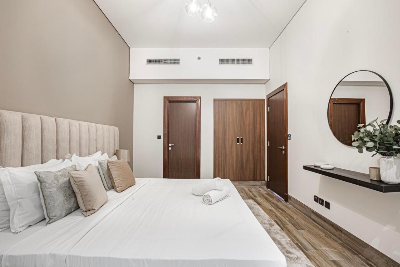 Daniels Canal View 1br At J One Business Bay *