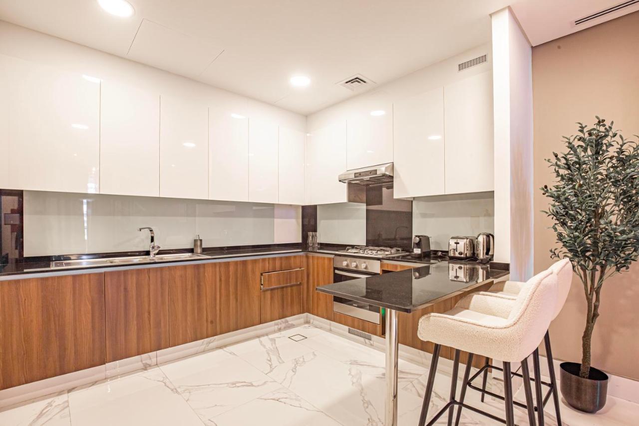Daniels Canal View 1br At J One Business Bay *