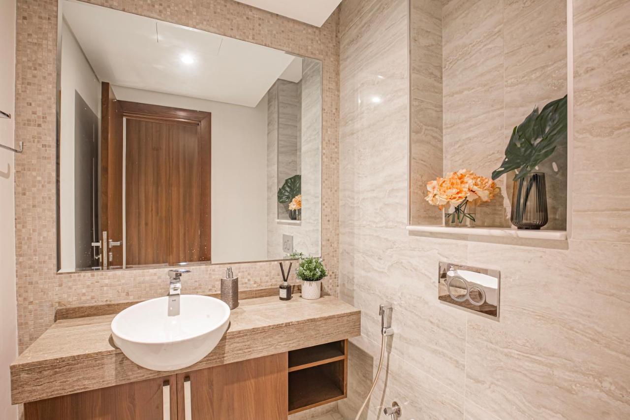 Daniels Canal View 1br At J One Business Bay Apartment