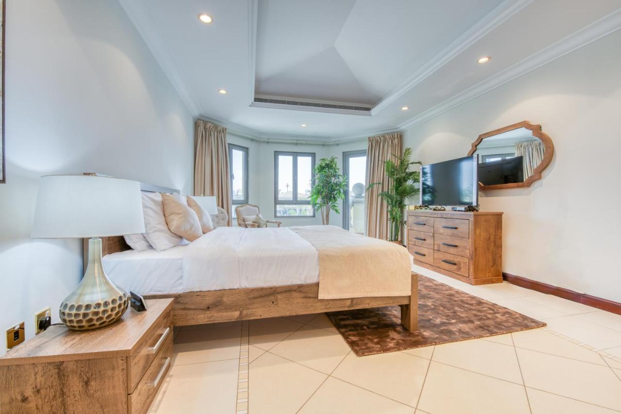 Stunning With Private Pool & Beach Access *