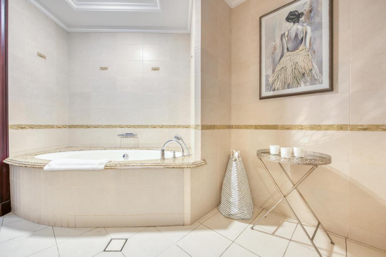 Stunning With Private Pool & Beach Access