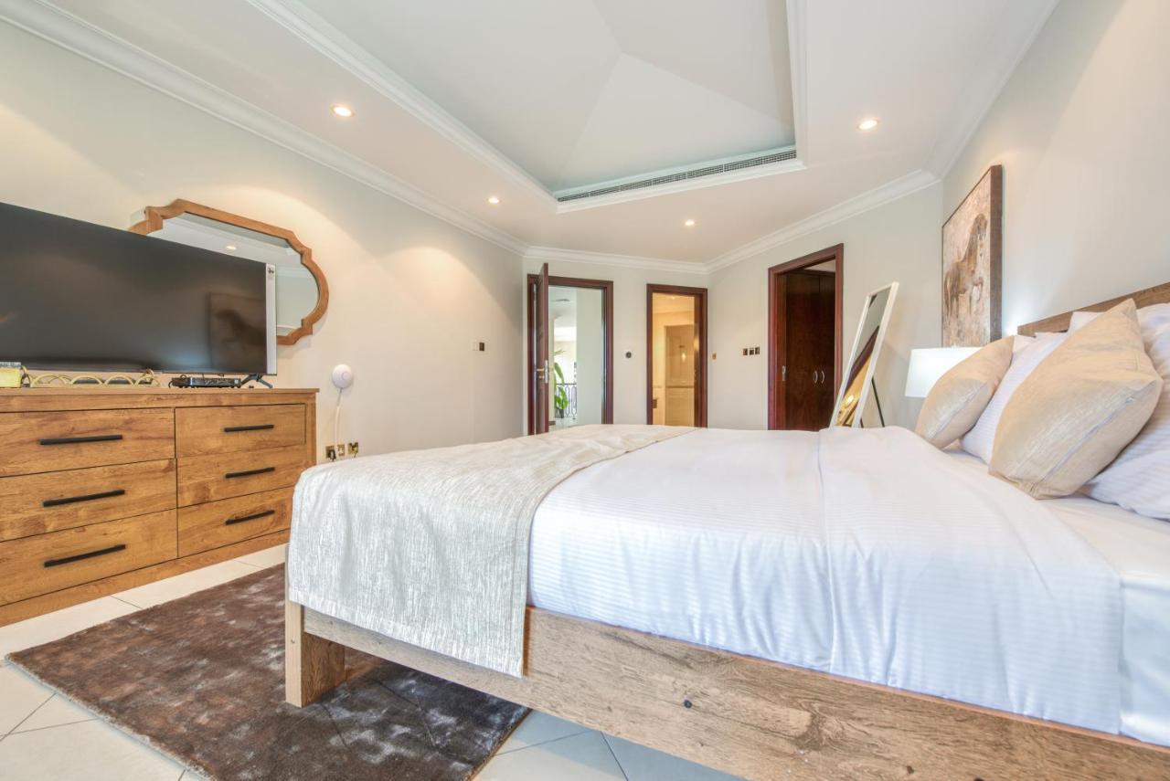 Stunning With Private Pool & Beach Access Dubai