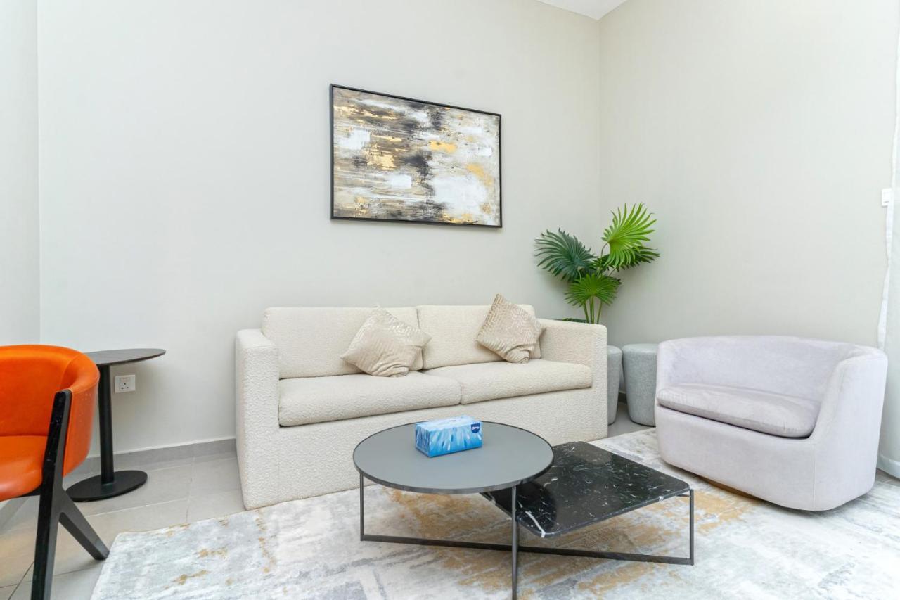 Beautiful Huge I Fully- Furnished Apartment *