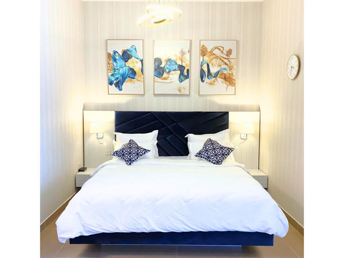 Luxury Studio - Near Mall Apartment
