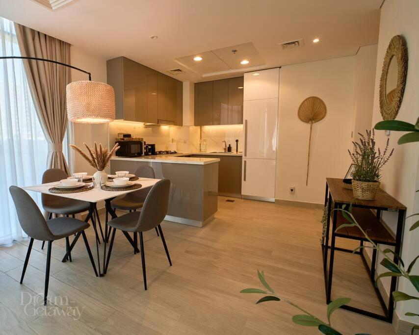 Bright 1bdr Massive Terrace Overlooking Downtown Apartment Dubai