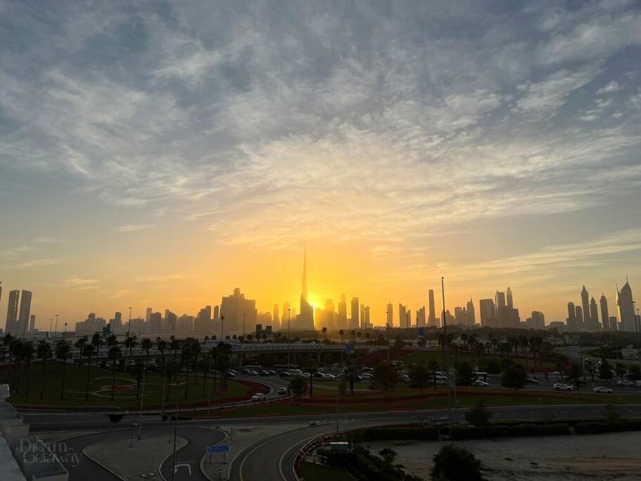 Bright 1bdr Massive Terrace Overlooking Downtown * Dubai