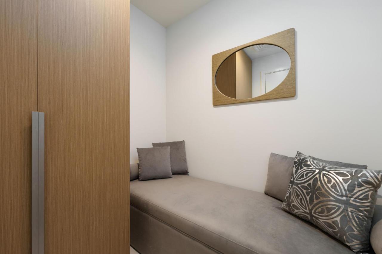 Maison Privee - Alluring Modern In Creek Apartment