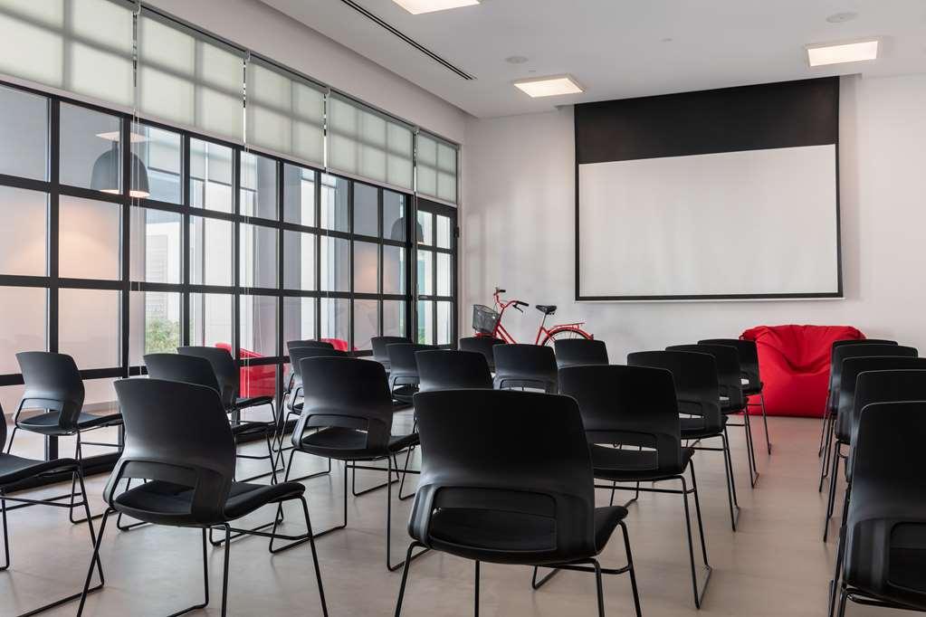 Hotel Radisson Red Silicon Oasis