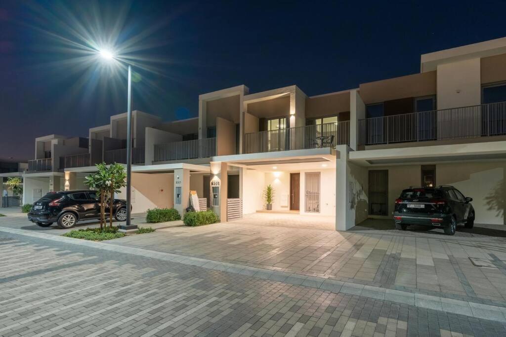 Apartment 3 Bedrooms In Tilal Al Ghaf