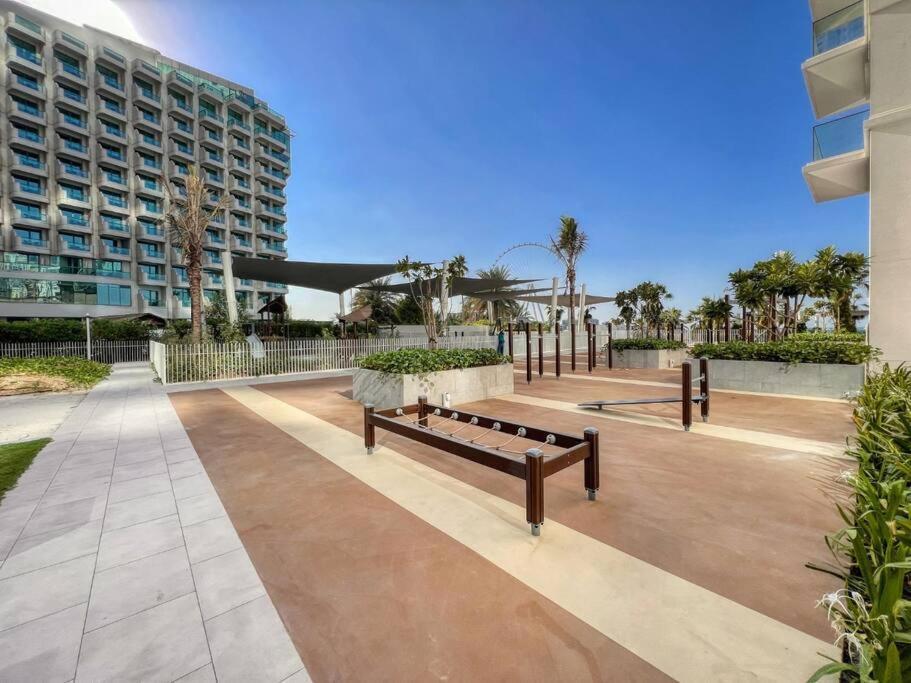 1br In A Prime Jbr Location With Access