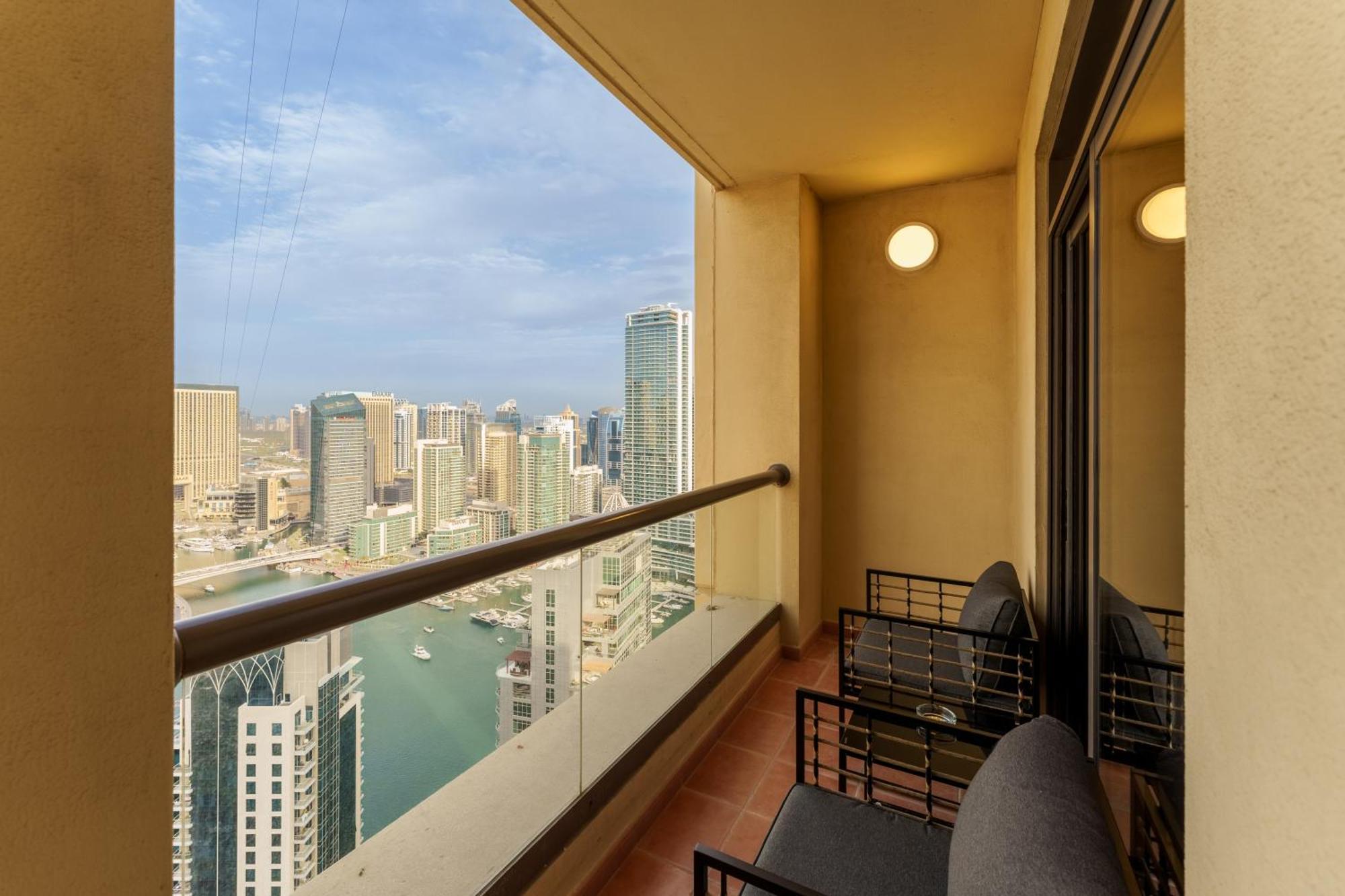 Beautiful 2 Bedroom Retreat In The Heart Of Jbr