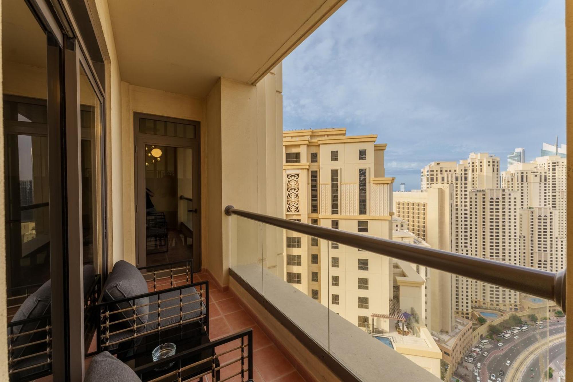 Beautiful 2 Bedroom Retreat In The Heart Of Jbr Apartment