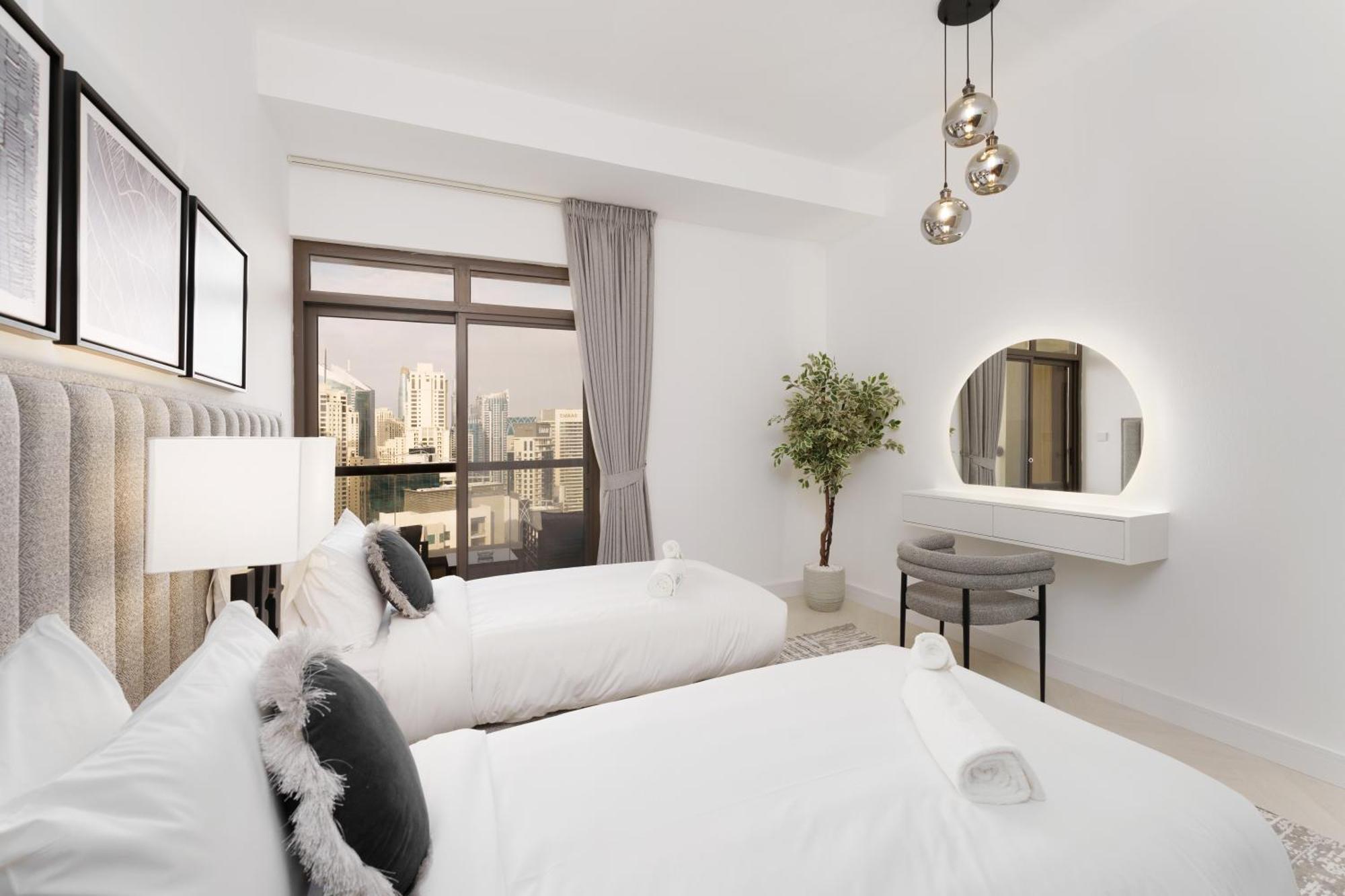 Beautiful 2 Bedroom Retreat In The Heart Of Jbr Apartment