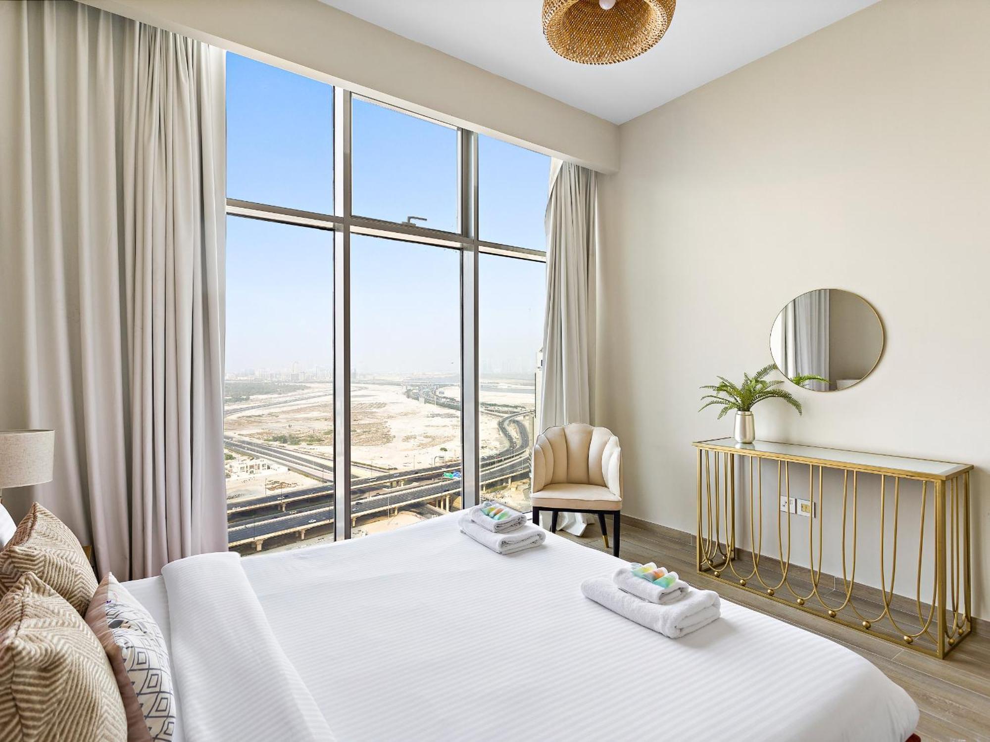 Apartment Luxurious 2bdr & Guests Room-mada Residences Dubai