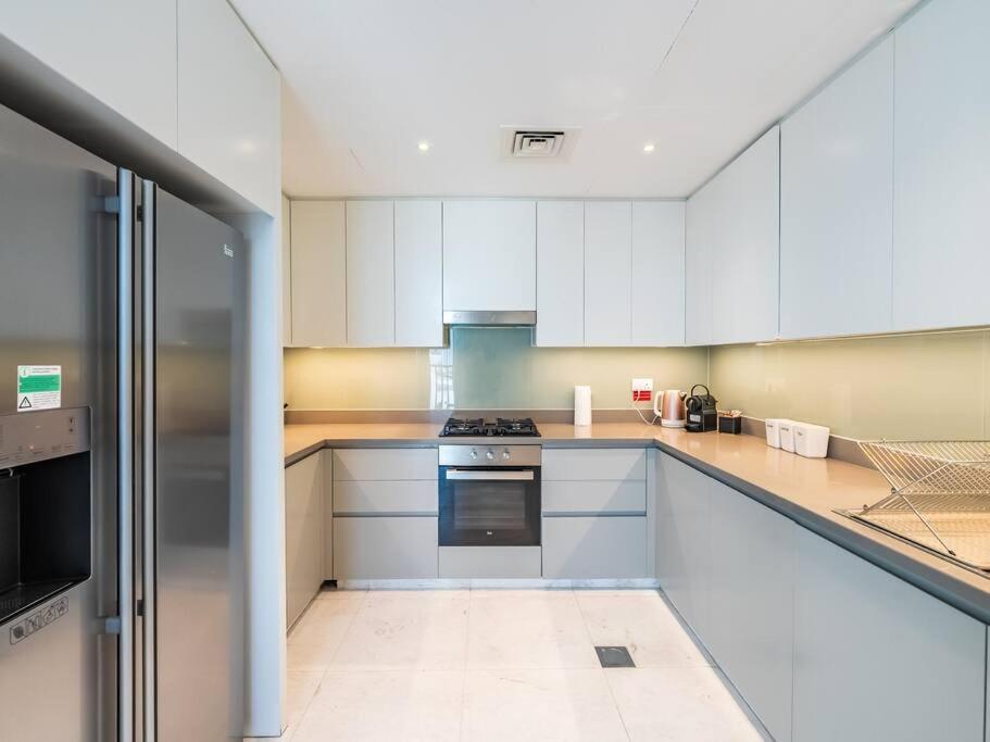 Spacious With Spectacular Burj Khalifa Views Dubai