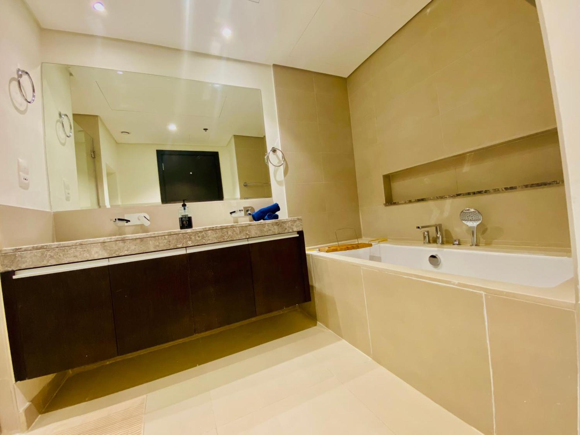 Bj's Luxury Burj And Creek View 2 Bedroom Dubai