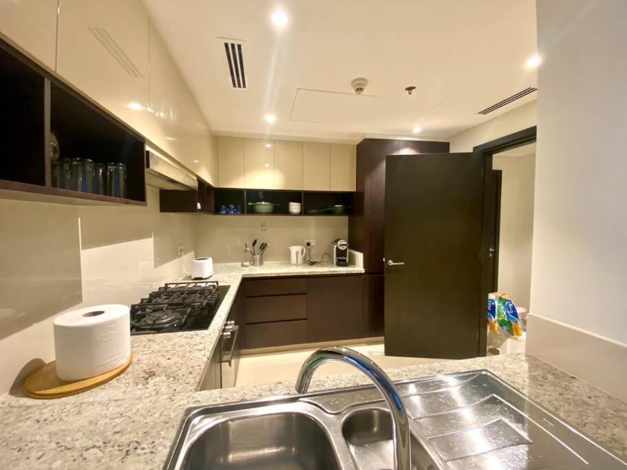 Bj's Luxury Burj And Creek View 2 Bedroom Apartment Dubai