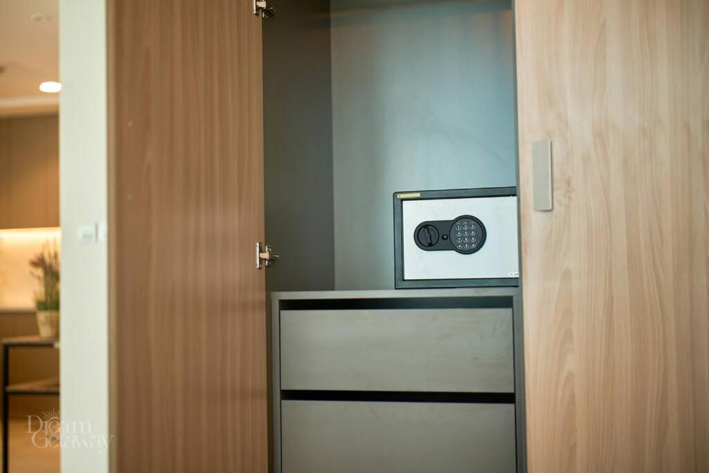 Bright 1bdr Massive Terrace Overlooking Downtown * Dubai