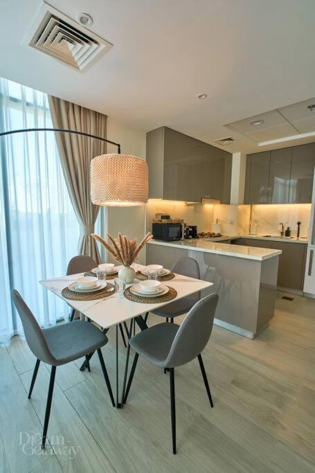 Bright 1bdr Massive Terrace Overlooking Downtown * Dubai