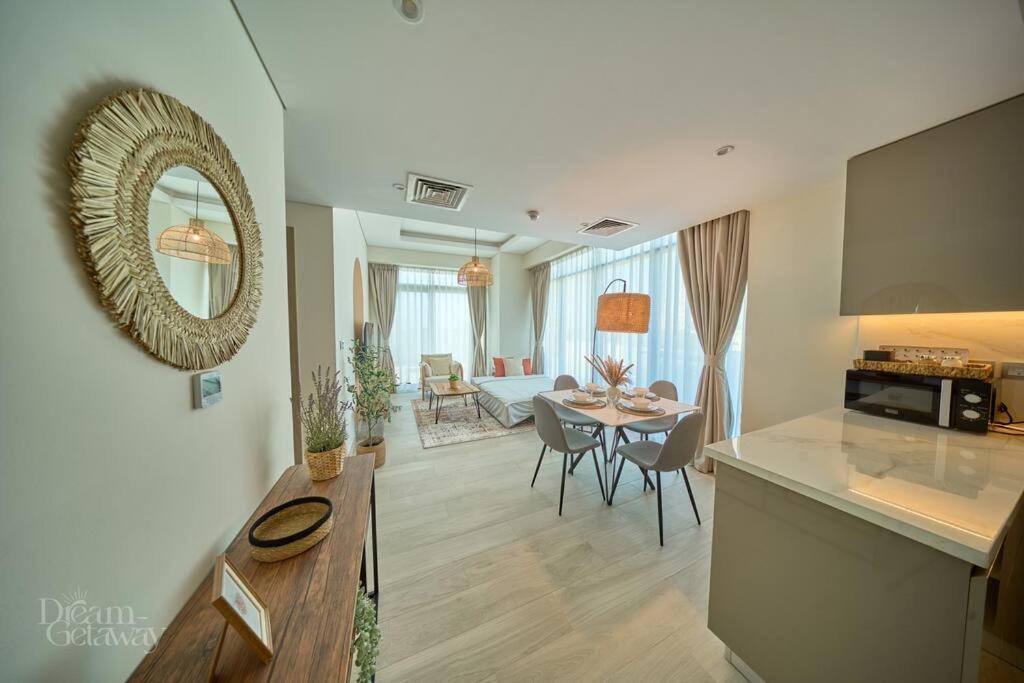 Bright 1bdr Massive Terrace Overlooking Downtown Dubai